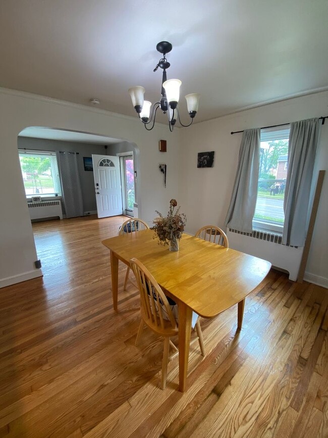 Foto del edificio - Beautiful 3 Bedroom House with Large Fence...