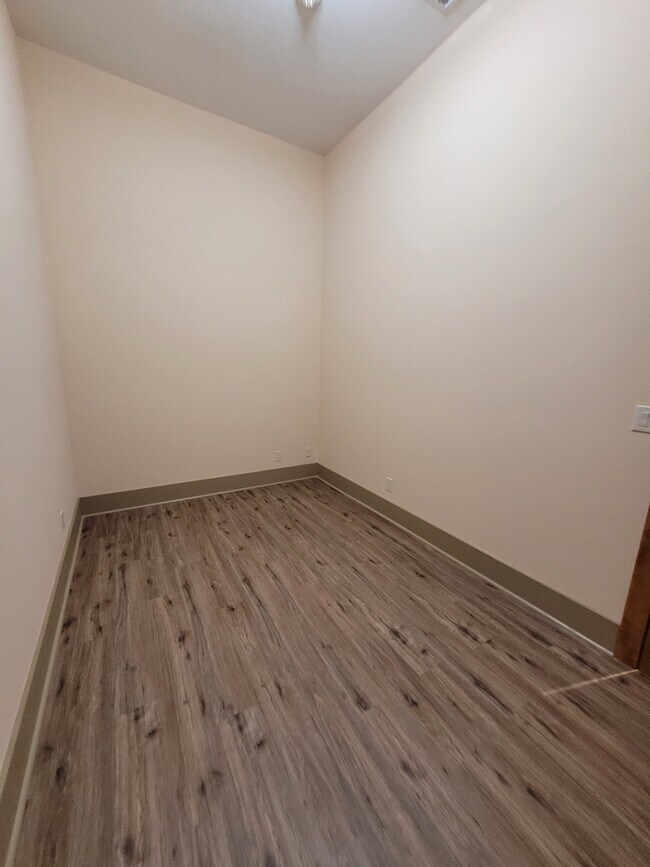 537 W 2nd St Unit Suite 202, Hastings, NE 68901 Apartments in