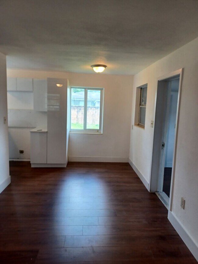Foto del edificio - $500 OFF FIRST MONTHS RENT, COMING SOON REMODELED 3 Bedroom /1 Bathroom LARGE FENCED YARD
