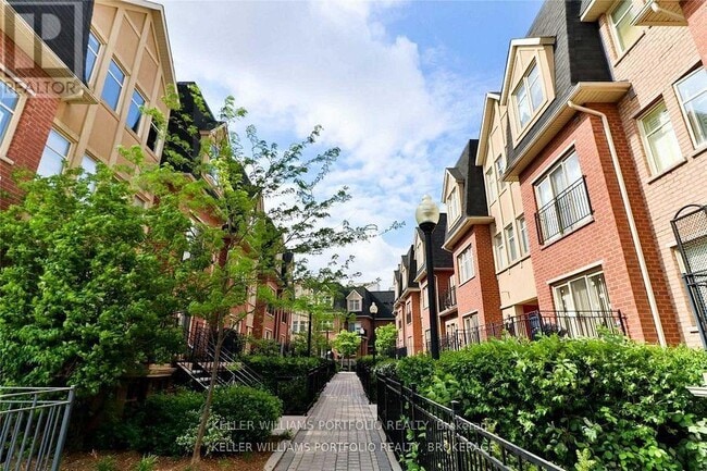 Photo du bâtiment - 1496 Victoria Park Ave