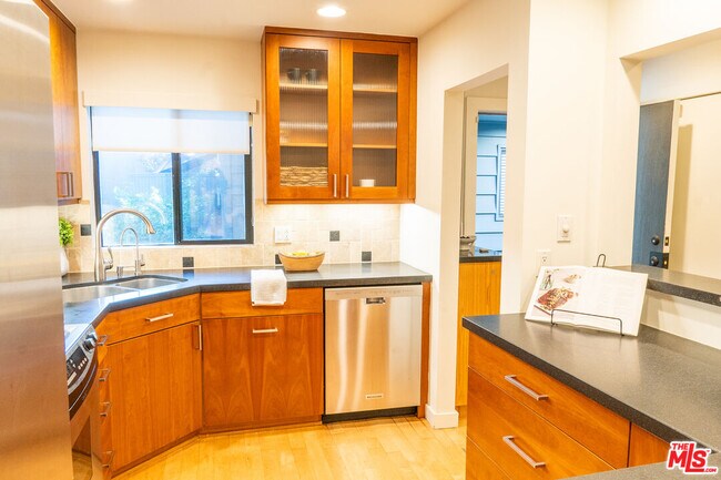 Foto del edificio - 880 Hilldale Ave