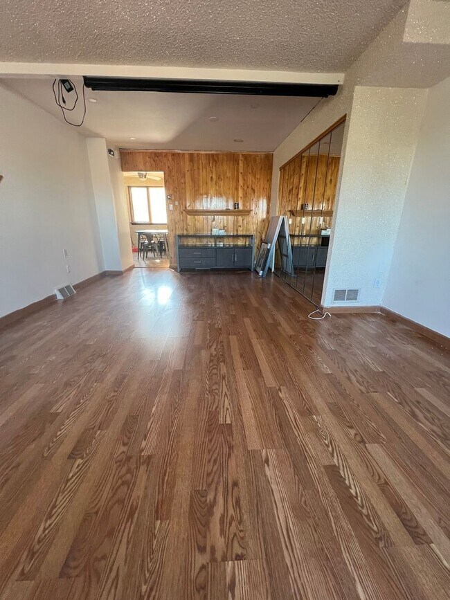 Building Photo - Stunning 3-Bedroom Townhome with One-Car G...