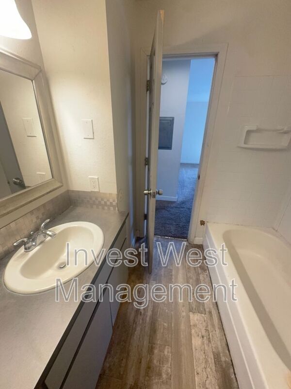 Foto del edificio - 1950-1933 33rd Ave