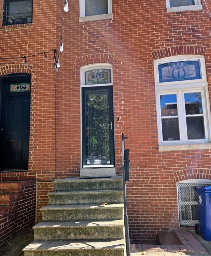 Foto principal - 239 S Collington Ave