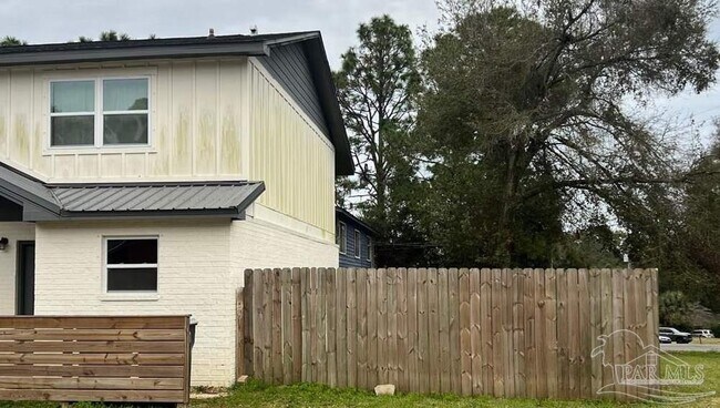 Building Photo - 4985 Catalina Cir
