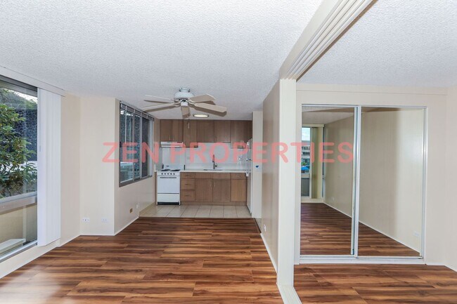 Foto del edificio - 2 bedroom, 1 bath unit with 1 parking stal...