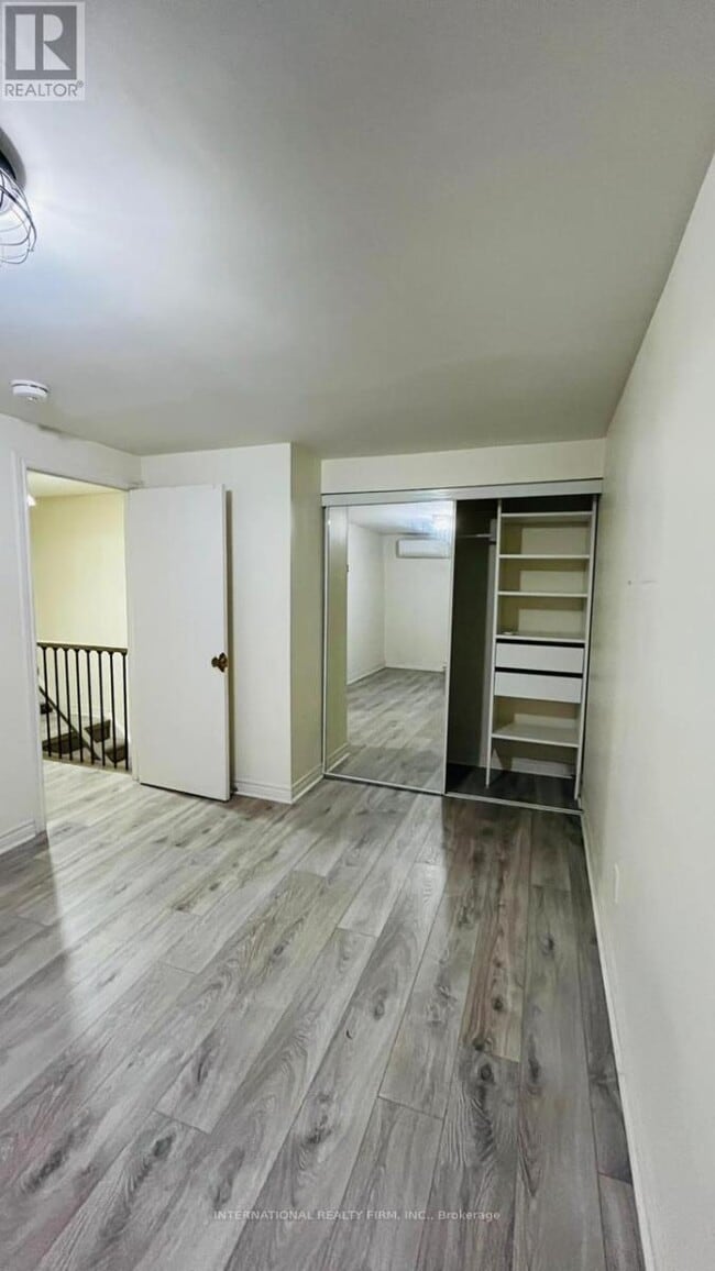 Building Photo - 54 Hoskins Square