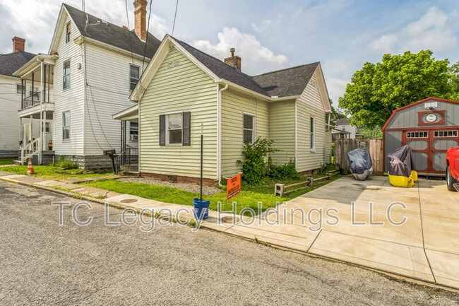 Building Photo - 127 Denham St
