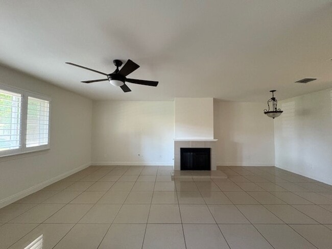 Building Photo - Centrally Located Redlands Townhome