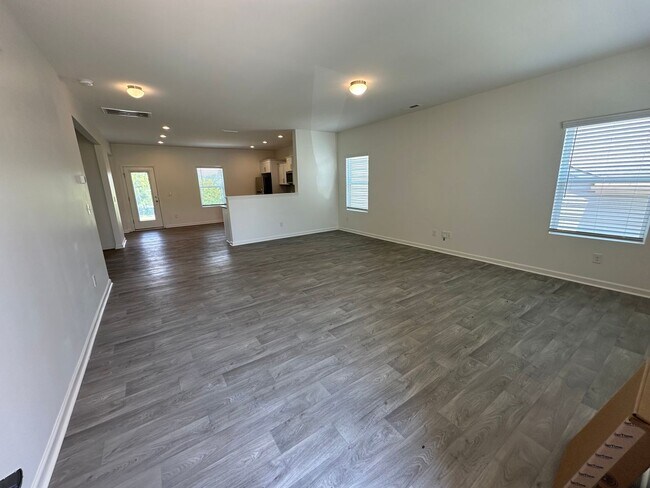 Building Photo - Spacious Home