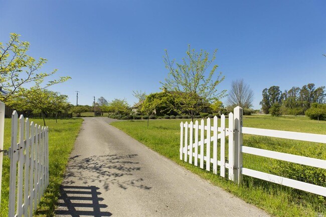 Foto del edificio - 150 Wood Ranch Rd
