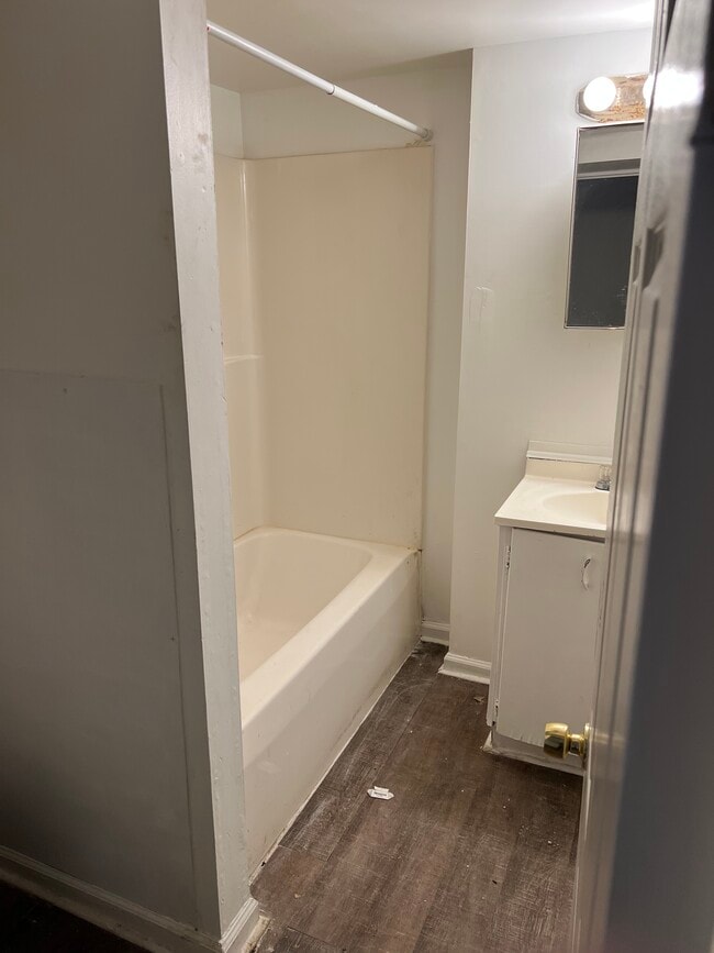 Building Photo - 609 Clinton Ave