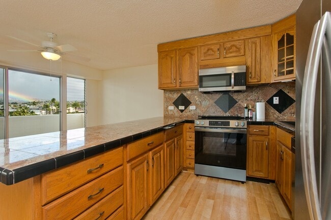 Foto del edificio - 3 bed, 2 bath, 1 parking in Waikiki with D...