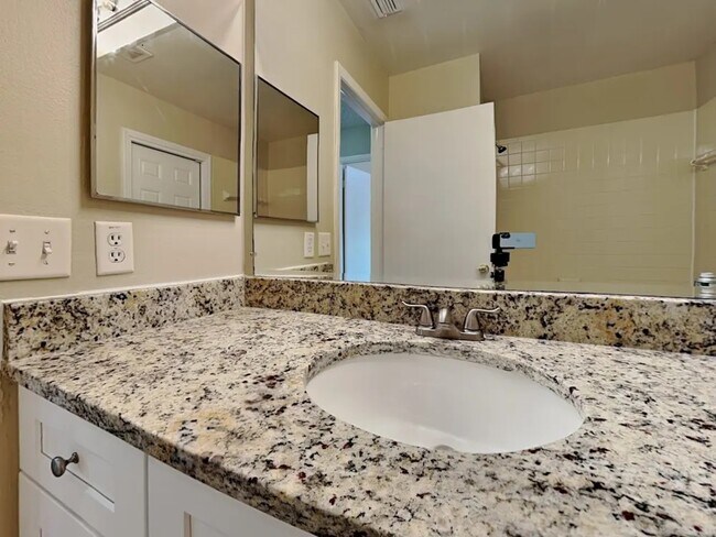 Foto del edificio - 807 Benninger Dr