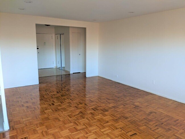 Entrance - Living Room - 2352 Linwood Ave