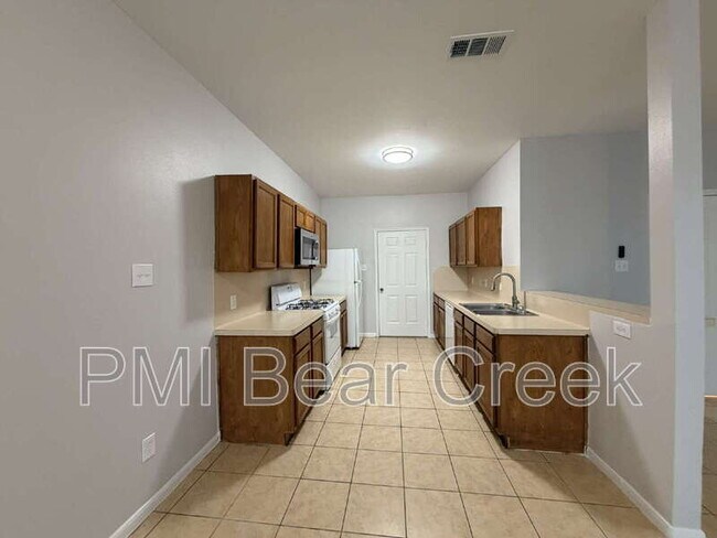 Foto del edificio - 6407 Waldron Dr