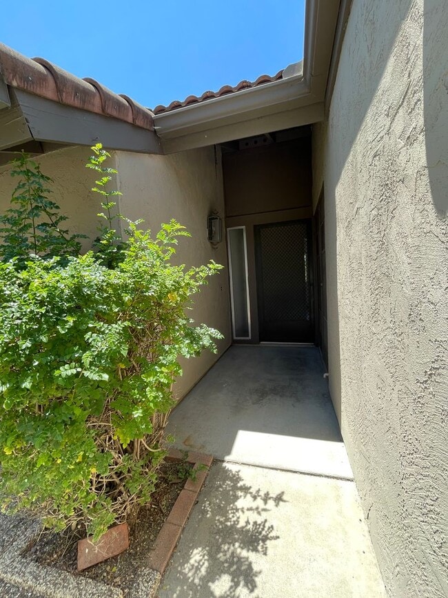 Building Photo - Great Updated  2BR/2BA Single story  Condo...