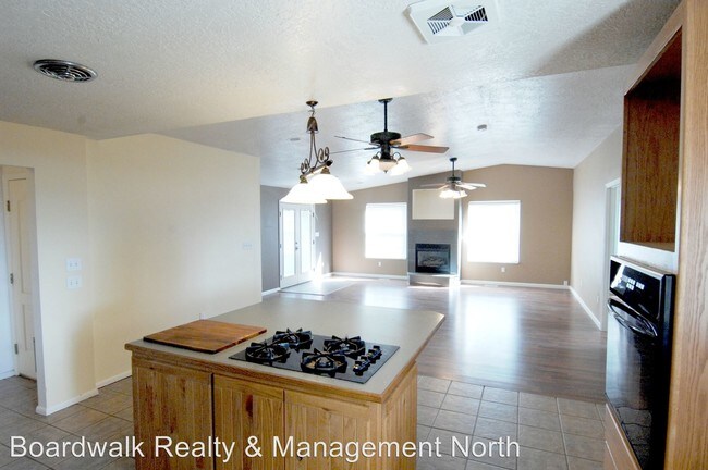 Building Photo - 4 br, 2 bath House - 1215 E 3rd St