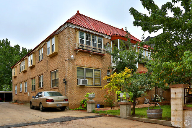 3,500 N Robinson, ¡alejado - 3412-3500 N Robinson Ave