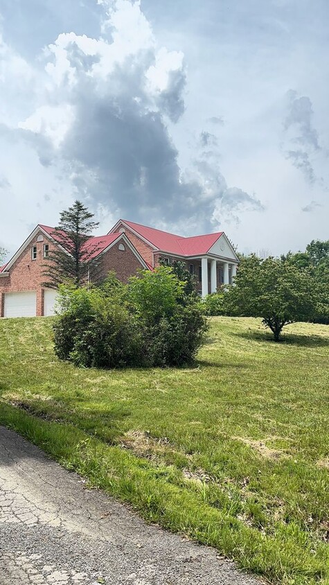 Primary Photo - Magnificent 5-Bedroom Private Estate in Bu...