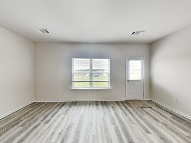 Building Photo - 905 Hesston Dr