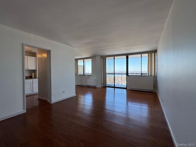 Building Photo - 2 Bay Club Dr