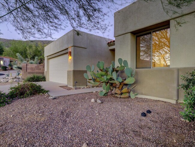 Foto del edificio - 3 Bedroom 2 Bathroom + Den   Gated Community: Sabino Springs and the AZ National Golf Course