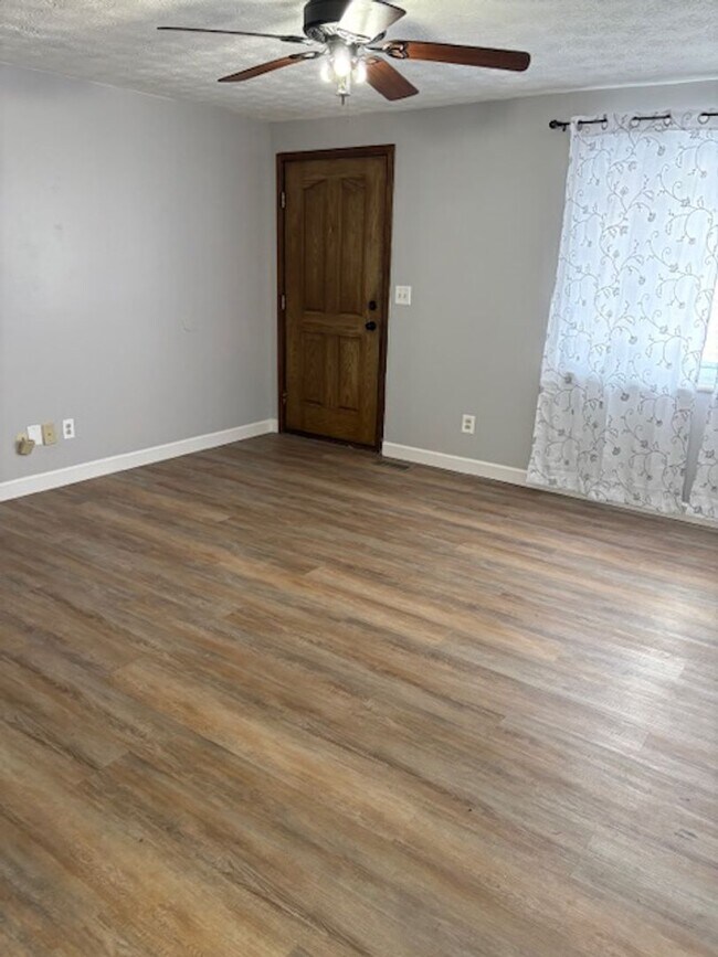 Foto del edificio - 3 Bedroom, 1 1/2 Bath Home in Huber Heights