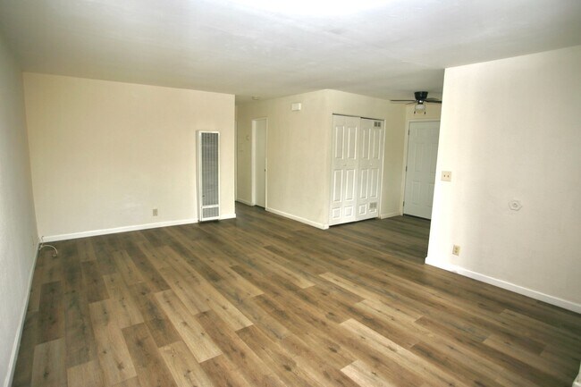 Foto del edificio - 1392 Helix St