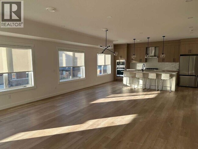 Photo du bâtiment - 4744 Bowness Rd NW