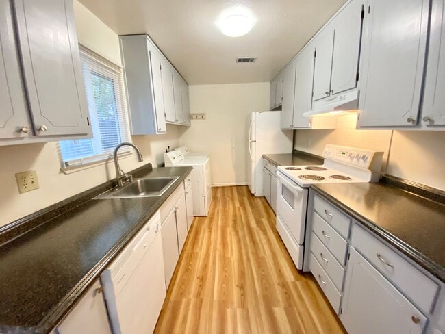 Building Photo - Sweet and Bright 2 bed 2 bath Duplex with ...