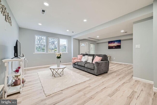 Foto del edificio - 8820 Fearne Ave