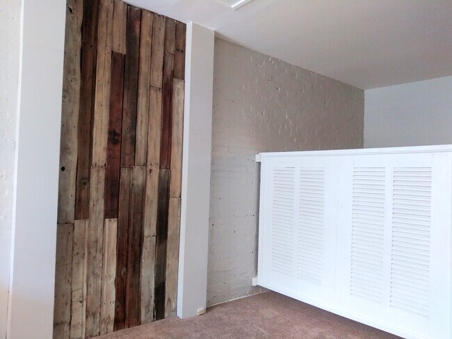 Building Photo - 255 E Warm Springs Ave