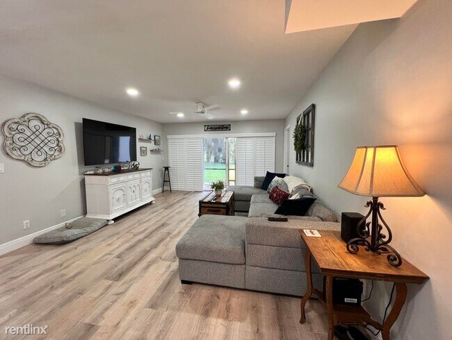 Foto del edificio - 3 br, 2 bath House - 1807 Embassy Dr Apt 101