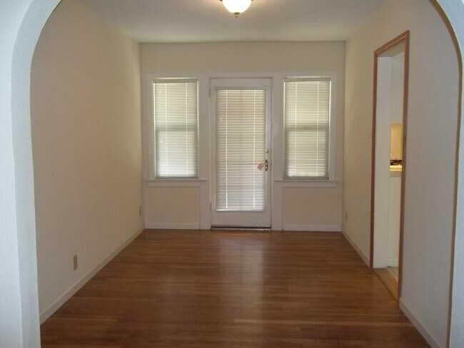 Foto del edificio - Super clean Fresno High home, close to the...