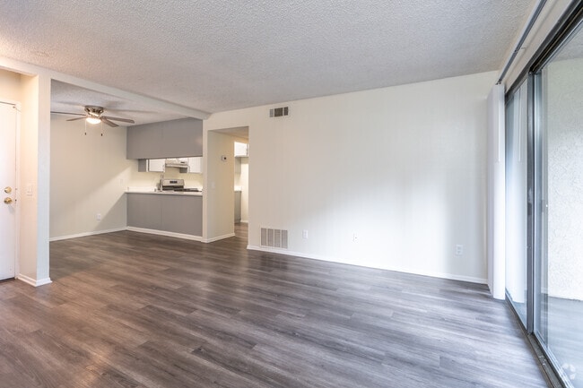 1 habitación, 1 baño - 750 pies cuadrados - Sala de estar - Concord Village