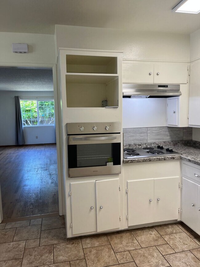 Foto del edificio - Sunny and Spacious 3/2 With Large Yard and Carport Parking!