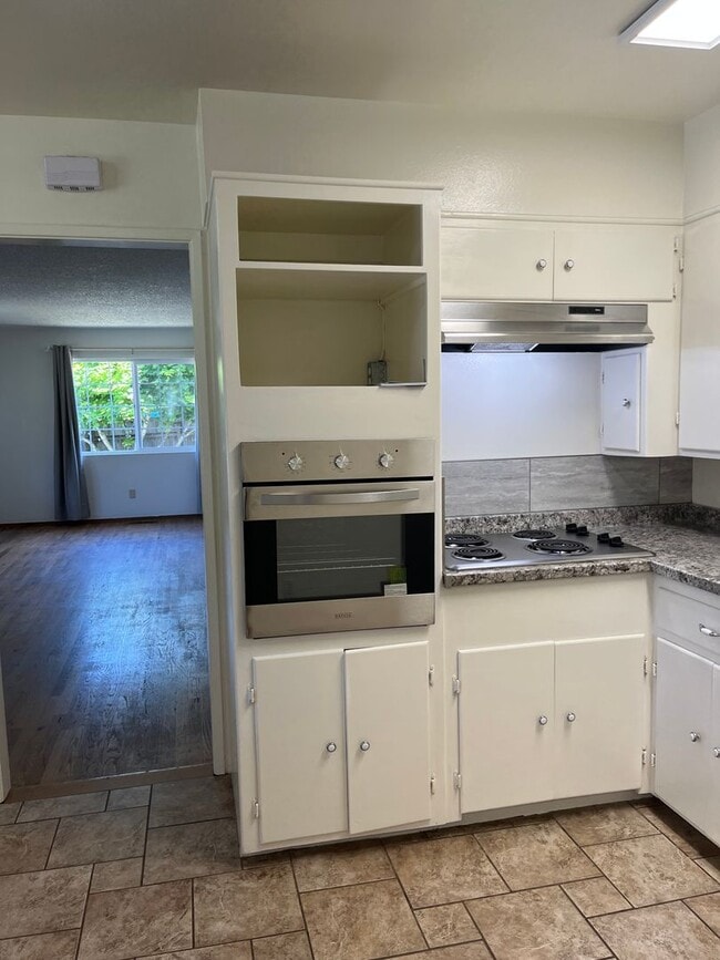Building Photo - Sunny and Spacious 3/2 With Large Yard and...