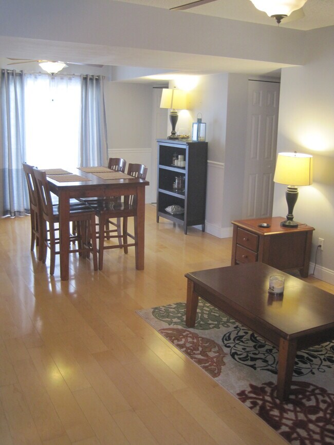 Comedor - 9073 W Swan Cir
