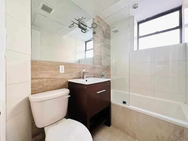 Building Photo - Private Bedroom in a 5 bedroom / 2 bathroo...