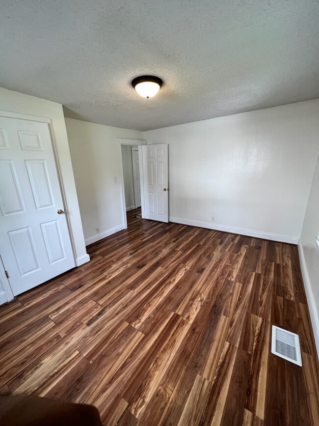 Building Photo - 215 Radnor St