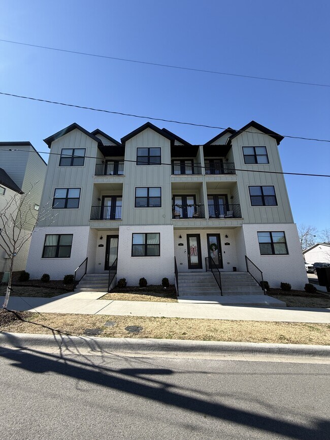 Foto del edificio - 619 Whitham Ave