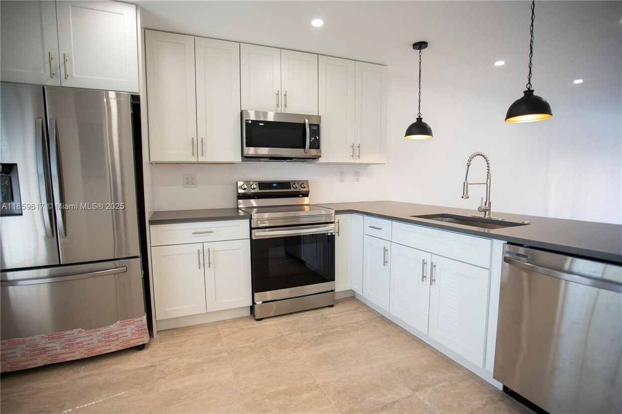 Foto principal - 2615 SW 74th Terrace