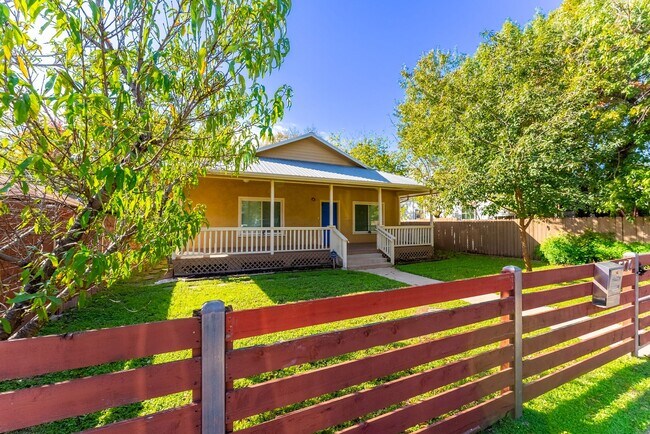 Foto del edificio - Captivating 3 Bedroom, 2 Bathroom, One-Sto...