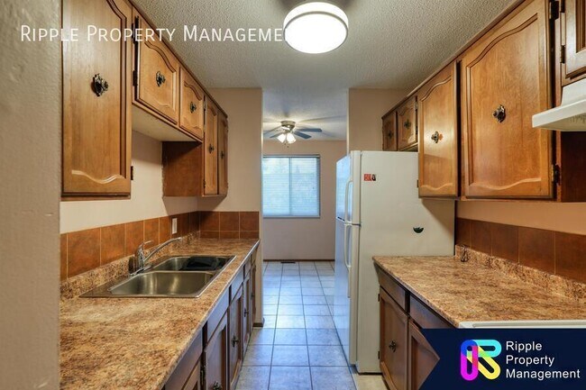 Photo du bâtiment - WONDERFUL 2 BEDS/ 2 BATHS TWO LEVEL CONDO!