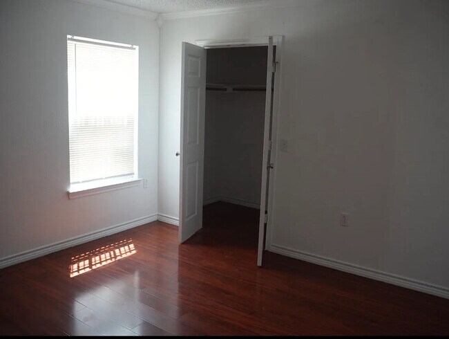 Building Photo - Room in Single Family Home on Jenny Dale Dr