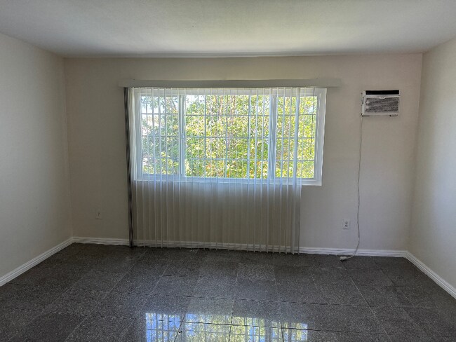 Foto del edificio - 240 W South St