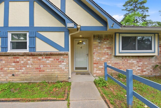Building Photo - 2115 Oaks Dr