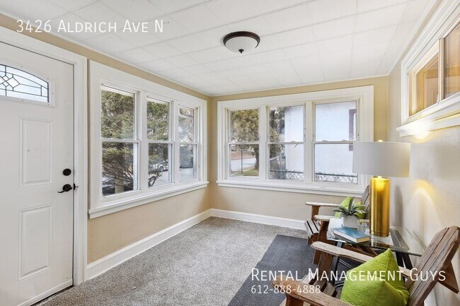 Foto del edificio - Awesome Character in this 3 Bedroom 1 Bath...