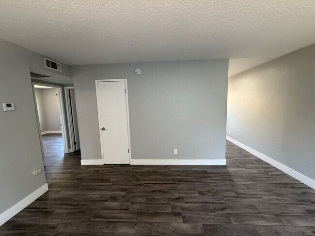 Foto del edificio - 725 Lambert Way